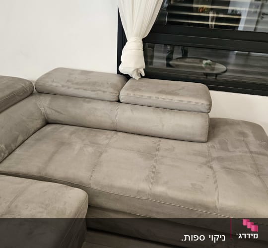 ספה אפורה עם כתמי לכלוך קלים